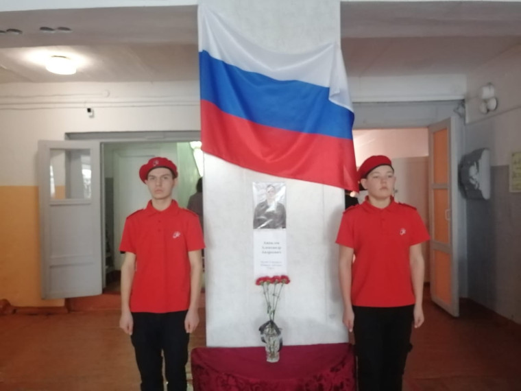 Выпускник нашей школы Александр Анпилов, награжден орденом Мужества.