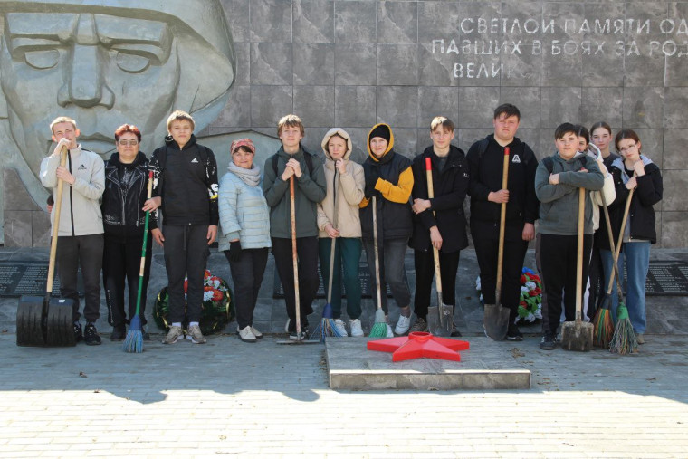 Дорога к обелиску.